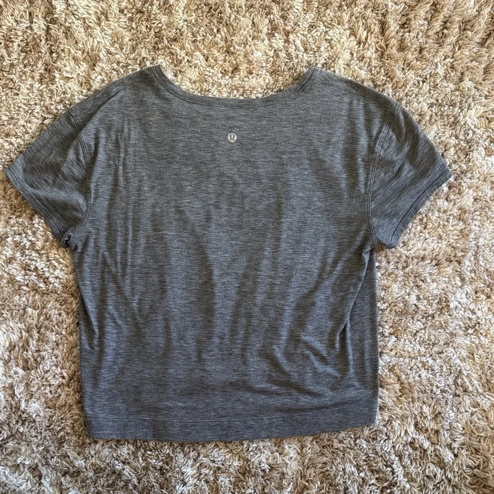 Lululemon Gray Women's‎ ShortSleeve - Picture 3 of 3